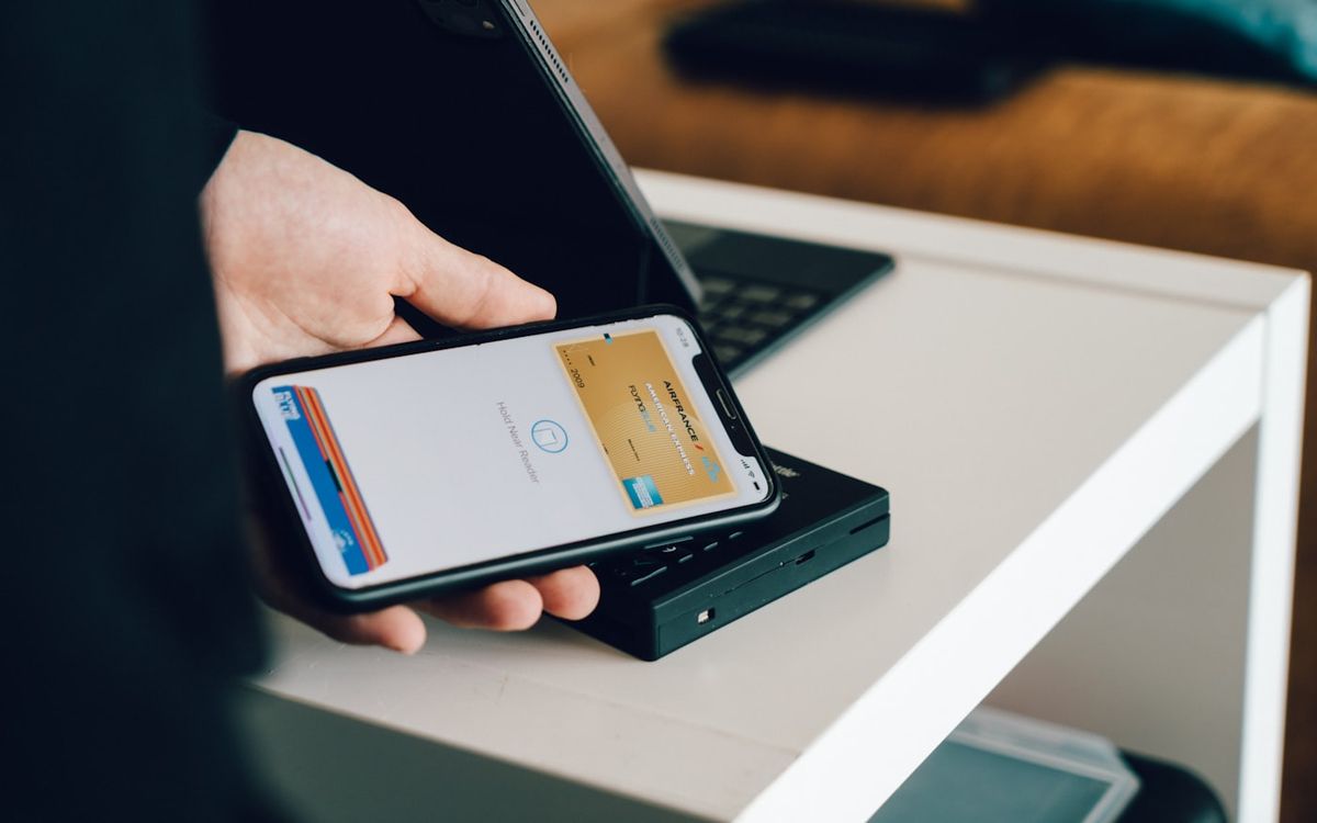 Person bruger mobilbank paa smartphone