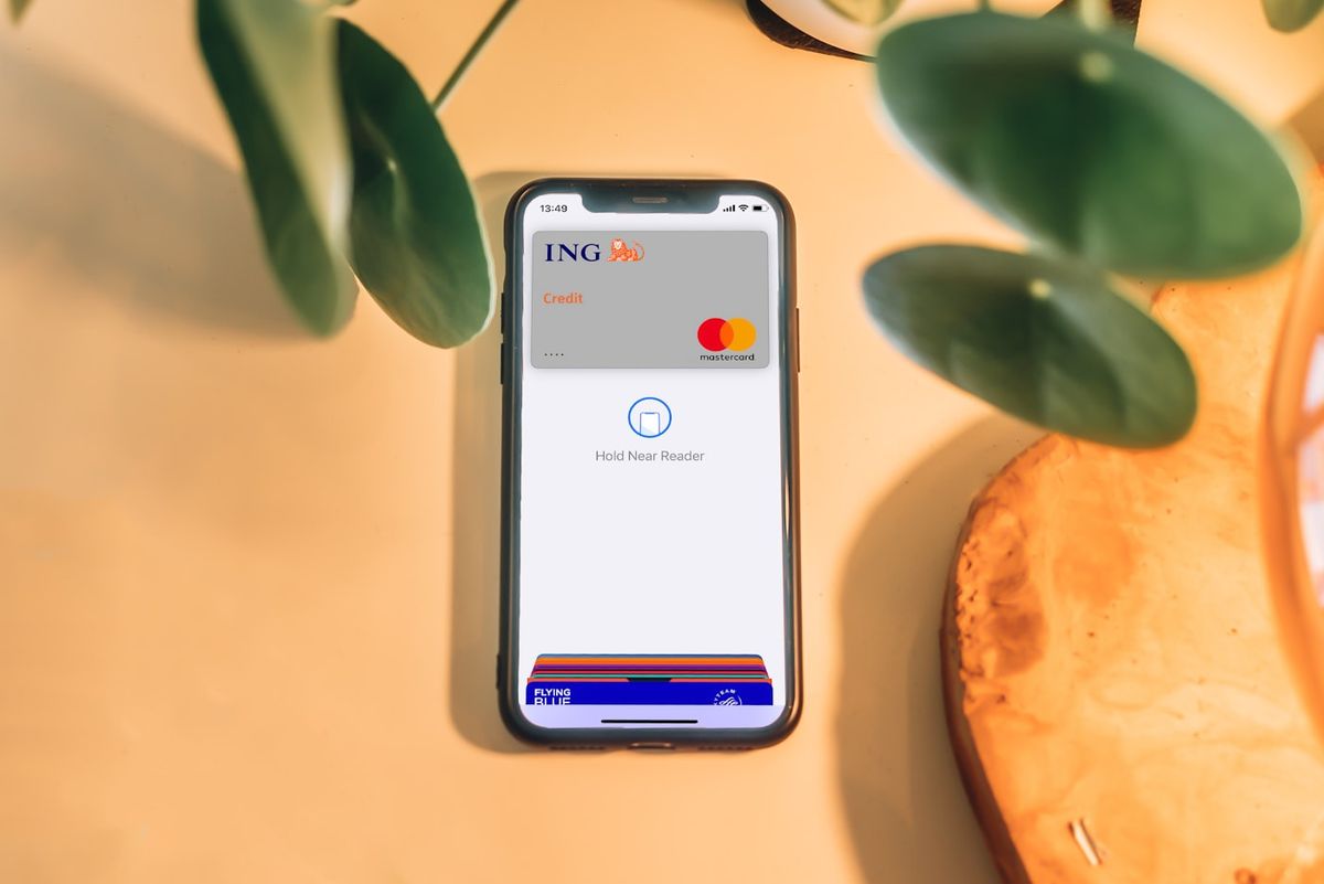 Person bruger mobilbank-app paa smartphone