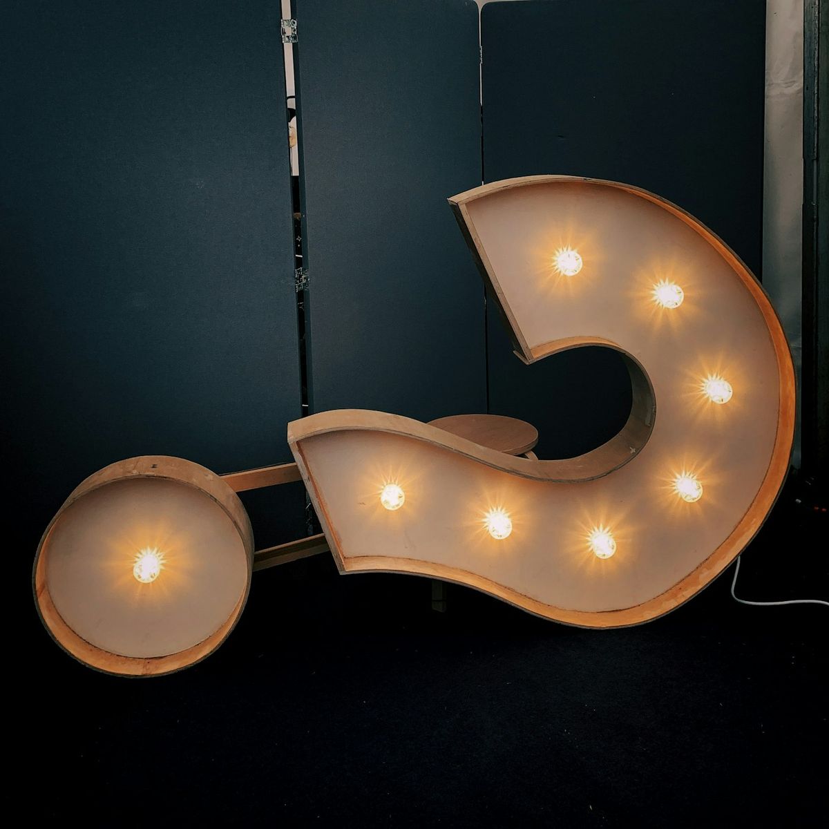 Spoergsmaalstegn som symbol paa myter og fakta