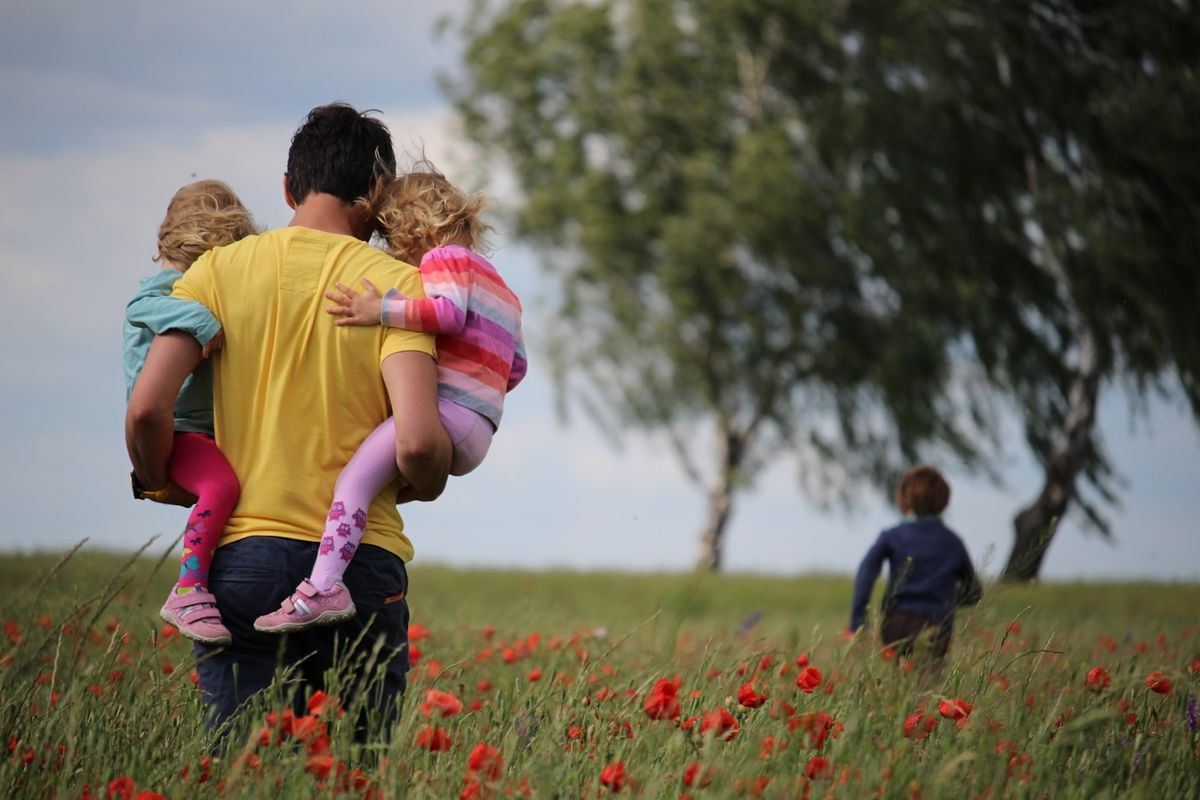 Familie med foraeldre og boern udendoers