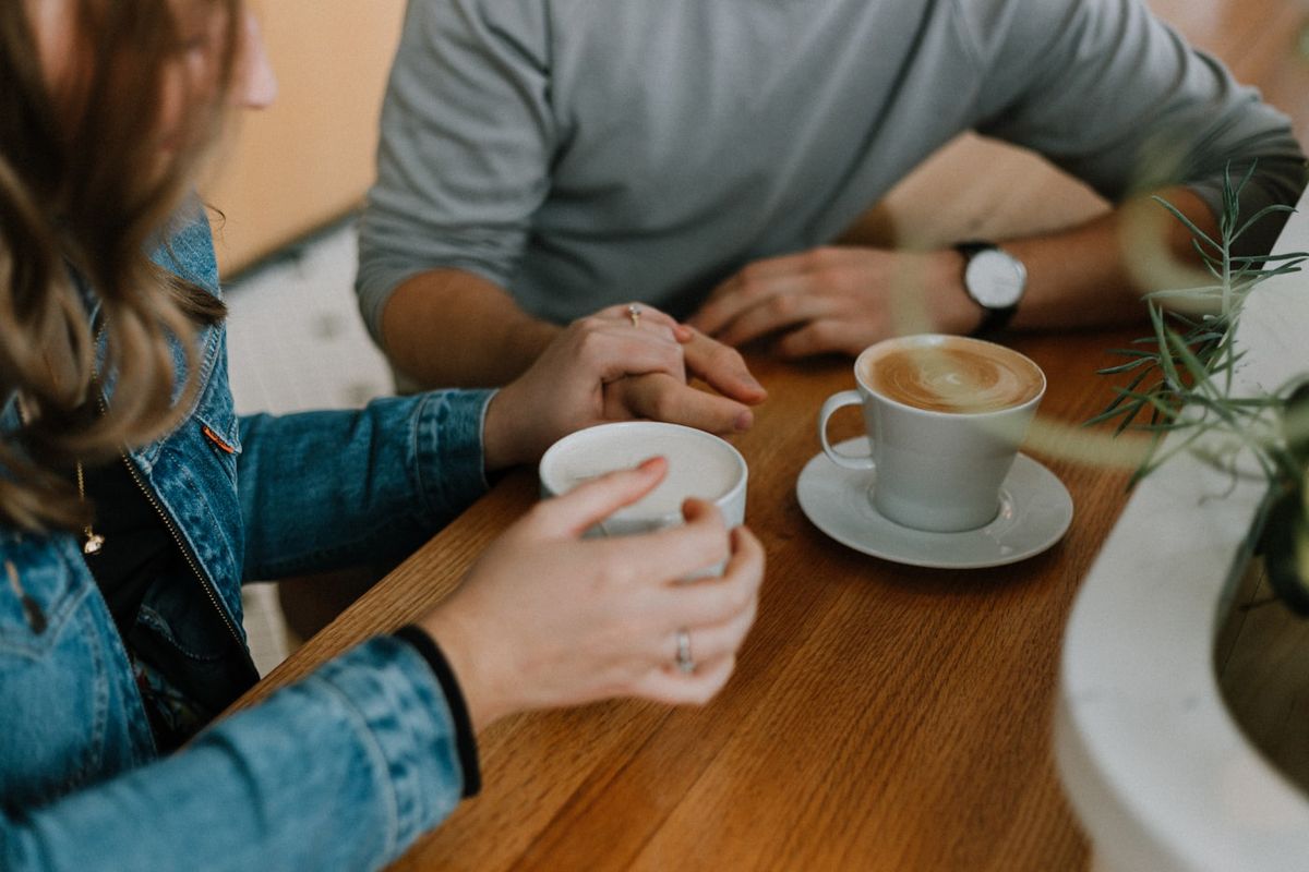 Aeldre par nyder kaffe sammen hjemme