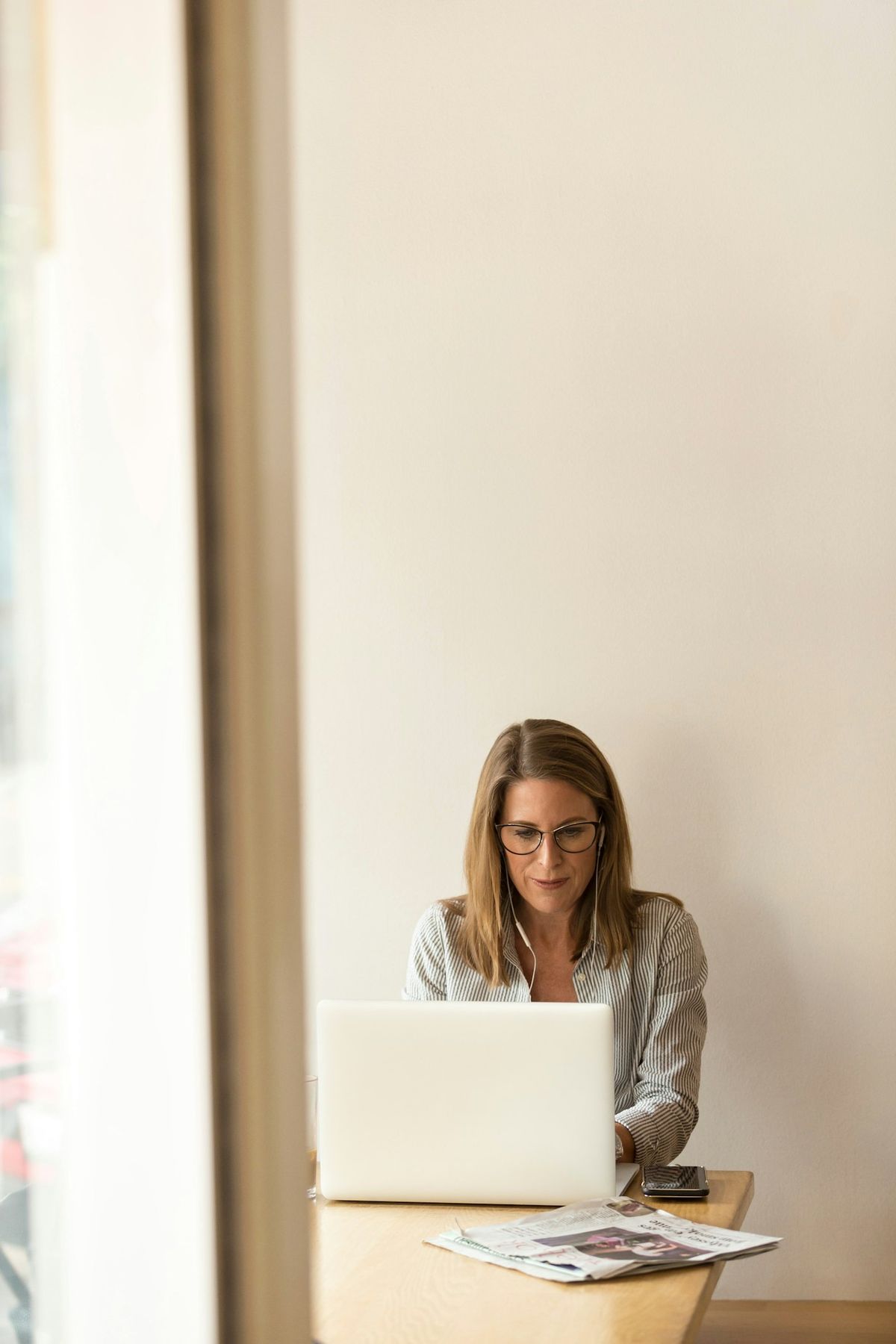 Selvstaendig kvinde arbejder paa baerbar computer
