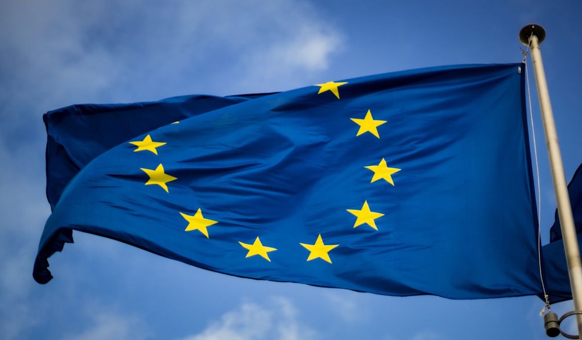 EU-flag vajer foran en bygning