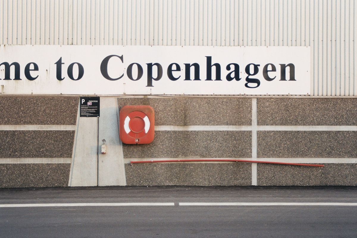 Skilt med teksten Welcome to Copenhagen ved havnefronten i Danmark