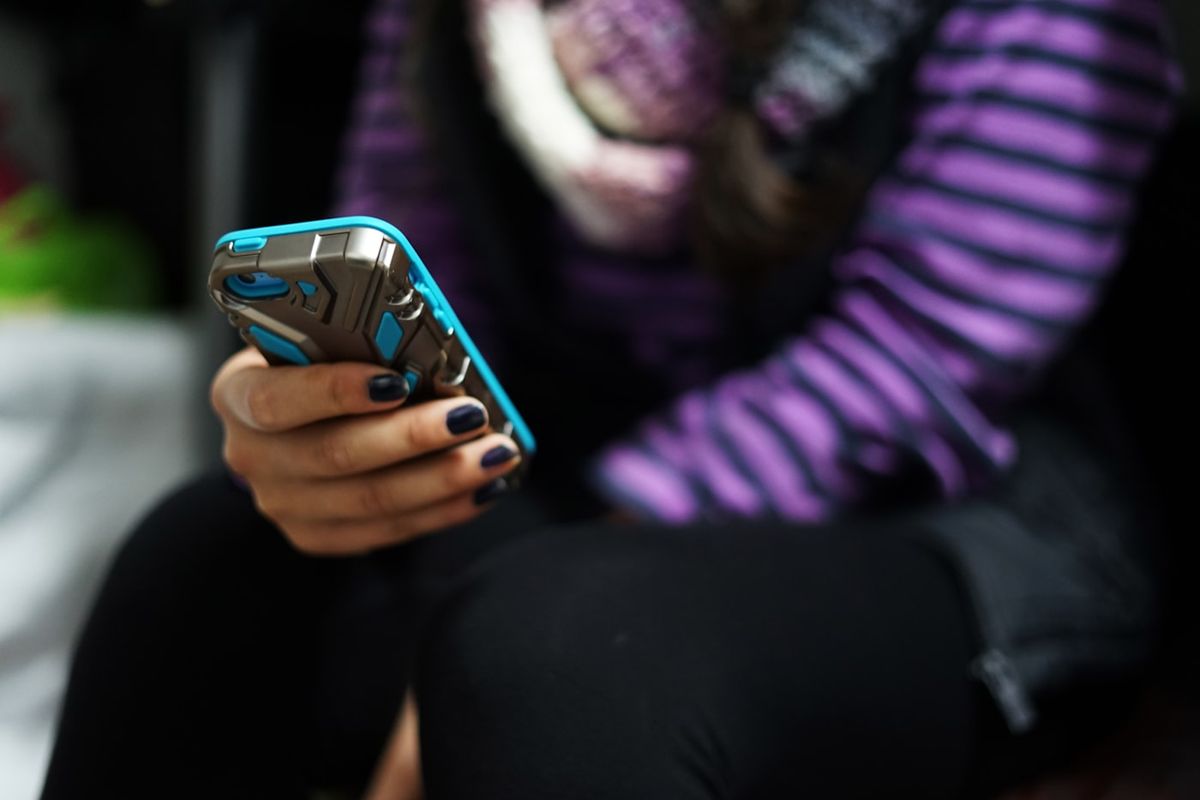 Ung person bruger en smartphone
