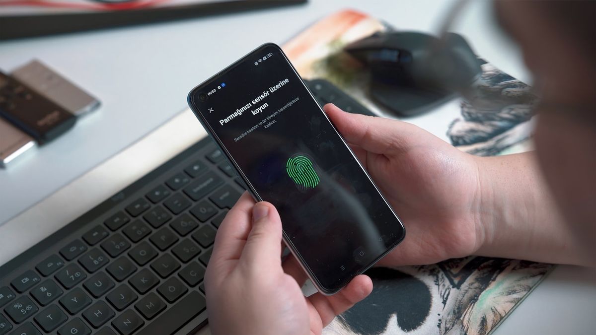 Person bruger en smartphone til at logge sikkert ind