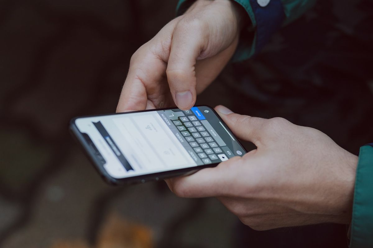 Person bruger mobilbank paa en smartphone