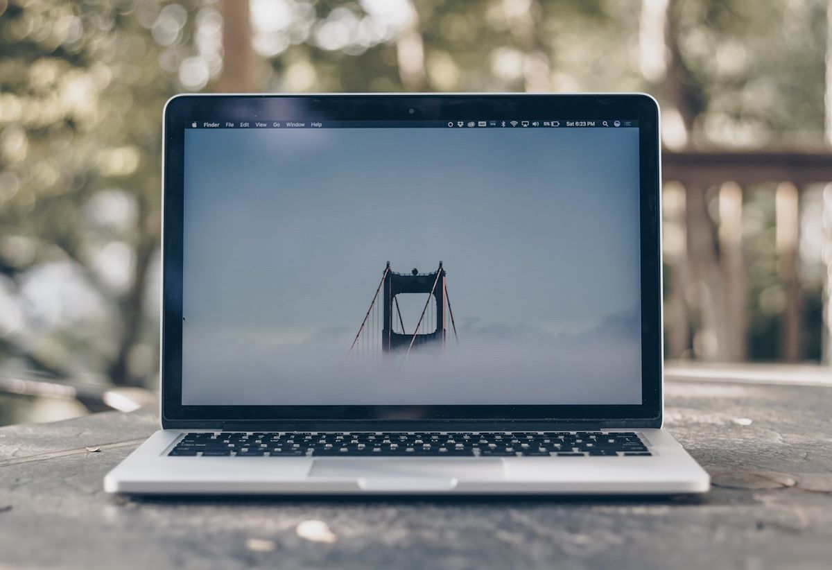 Baerbar computer aaben paa et skrivebord