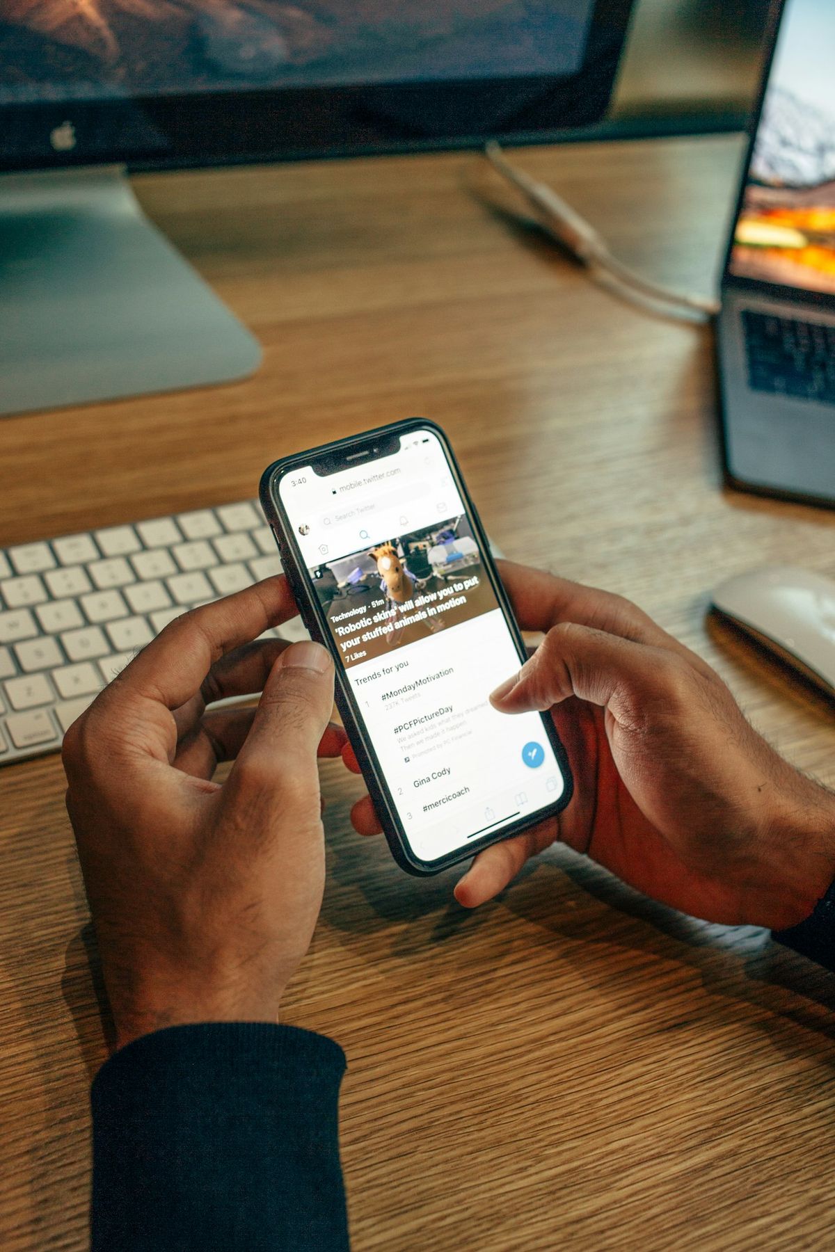 Person tjekker sin bankapp på en smartphone