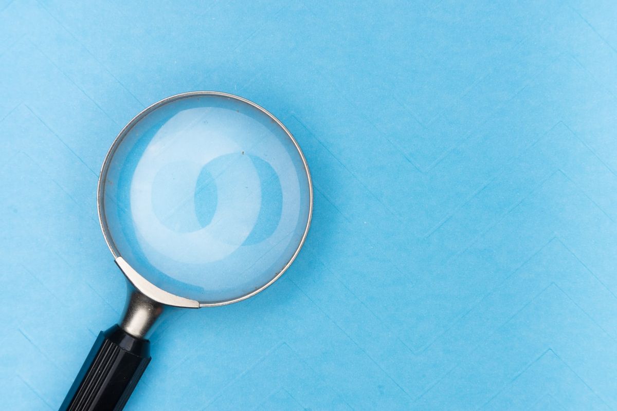 Forstørrelsesglas over data som symbol på indsigt