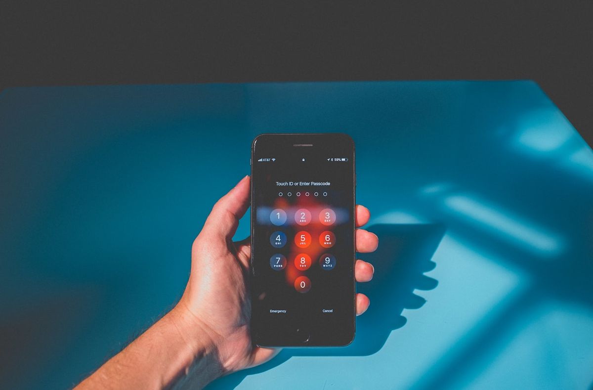 Person indtaster engangskode paa smartphone