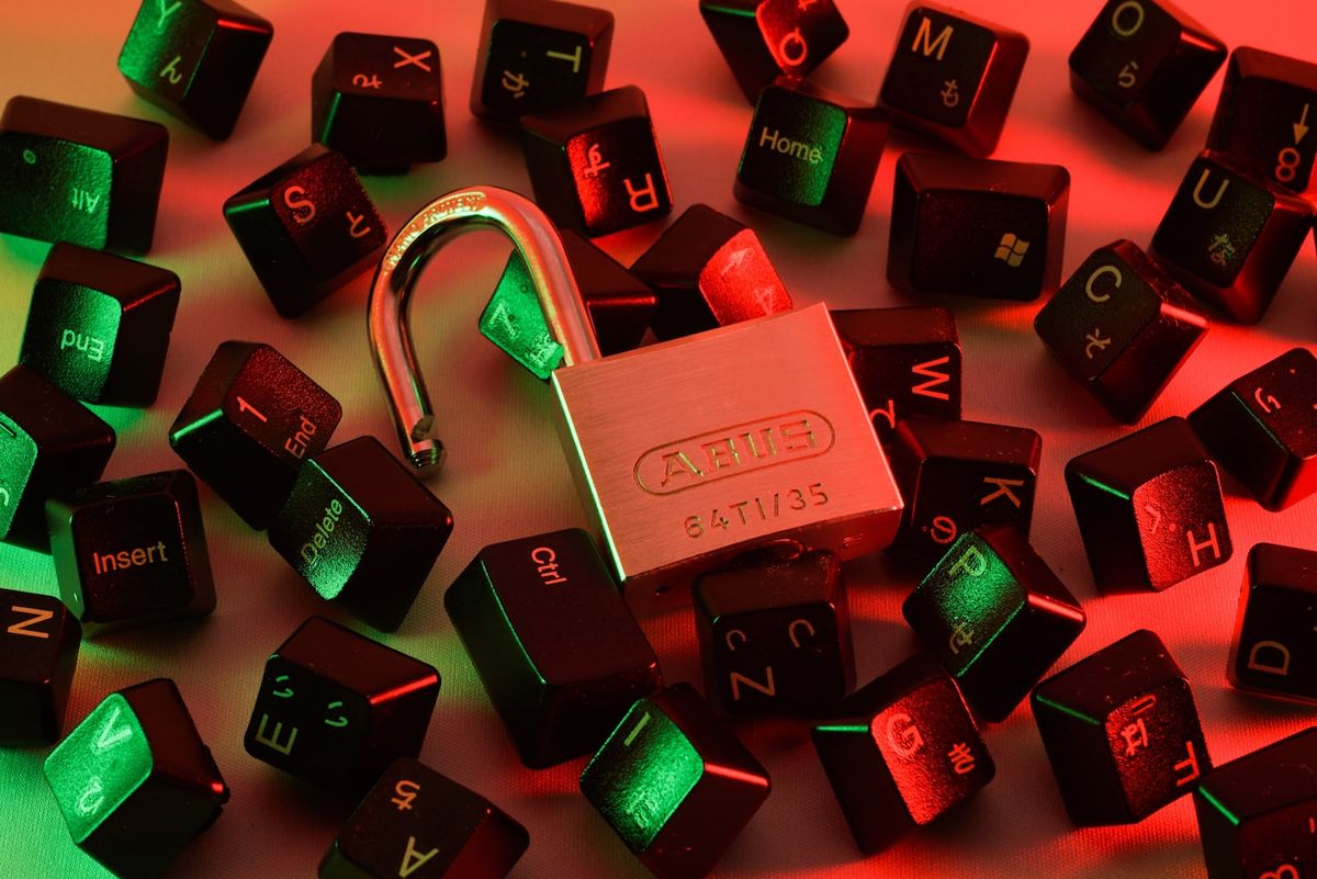 Advarsel om phishing og svindel på en computerskærm