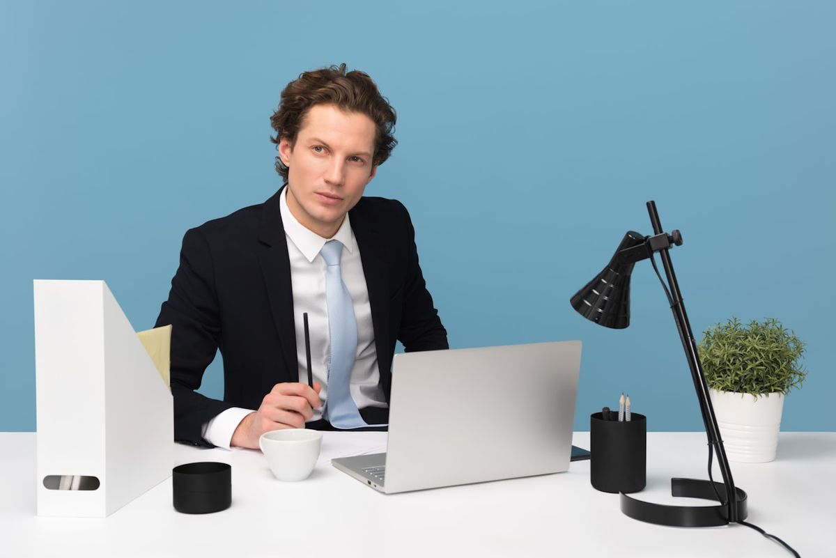 Kontormedarbejder ved skrivebord paa kontor