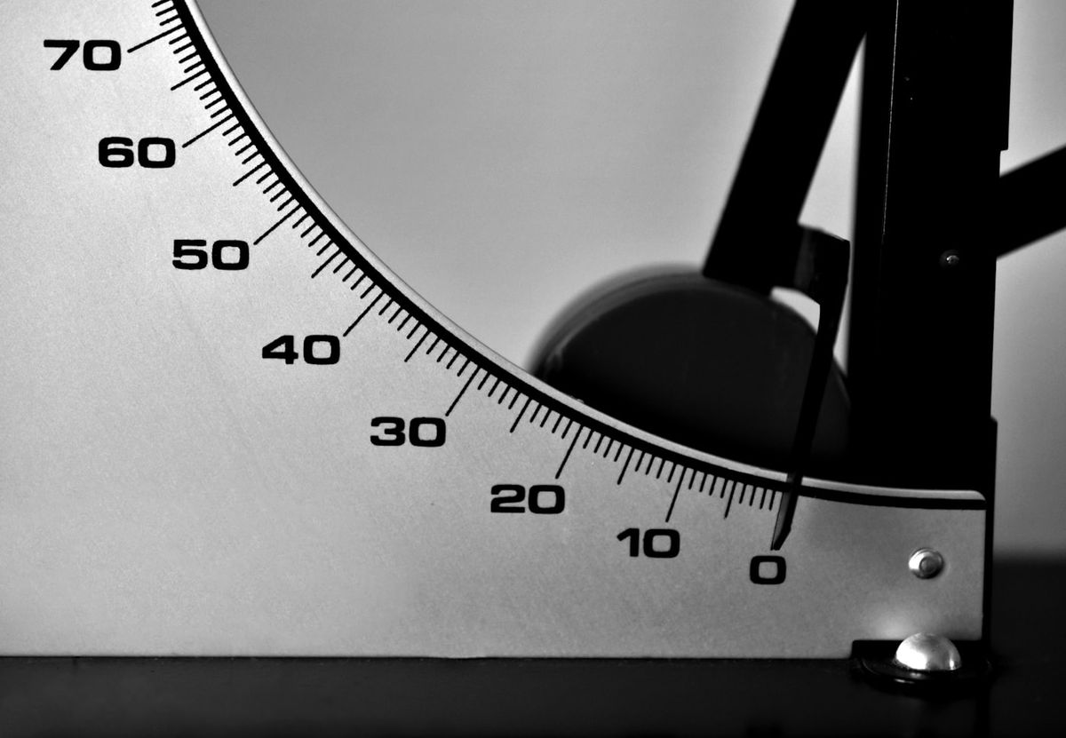 Vaegtskaal der symboliserer modregning og balance mellem gaeld og udbetaling
