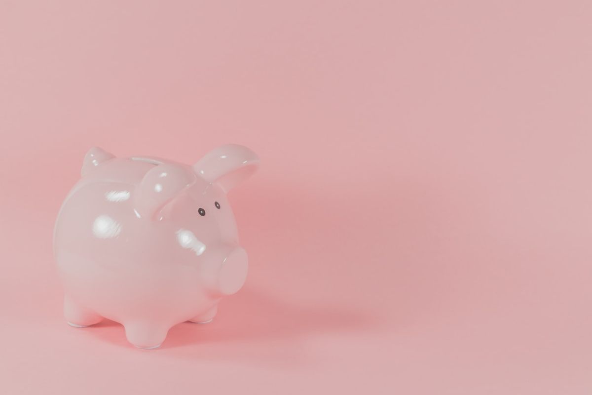 Sparegris med moenter som symbol paa opsparing til pension