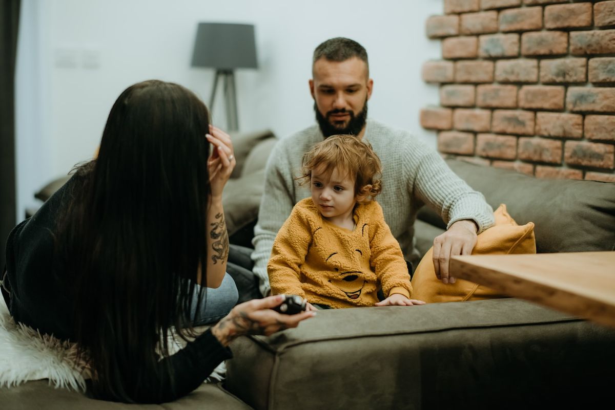 Familie med boern hygger sig derhjemme