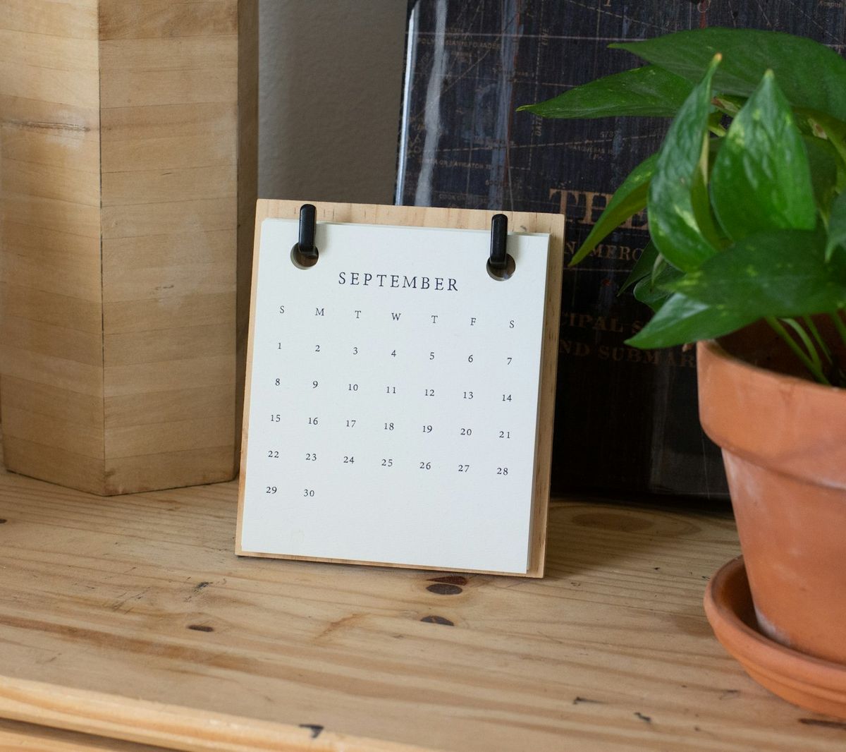 Kalender på et skrivebord til planlægning