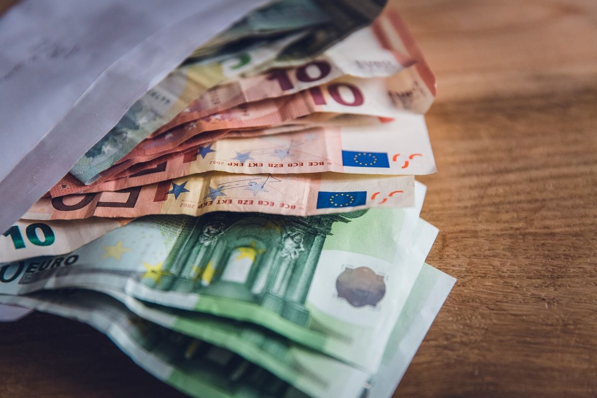 Euro-sedler og moenter i en pung