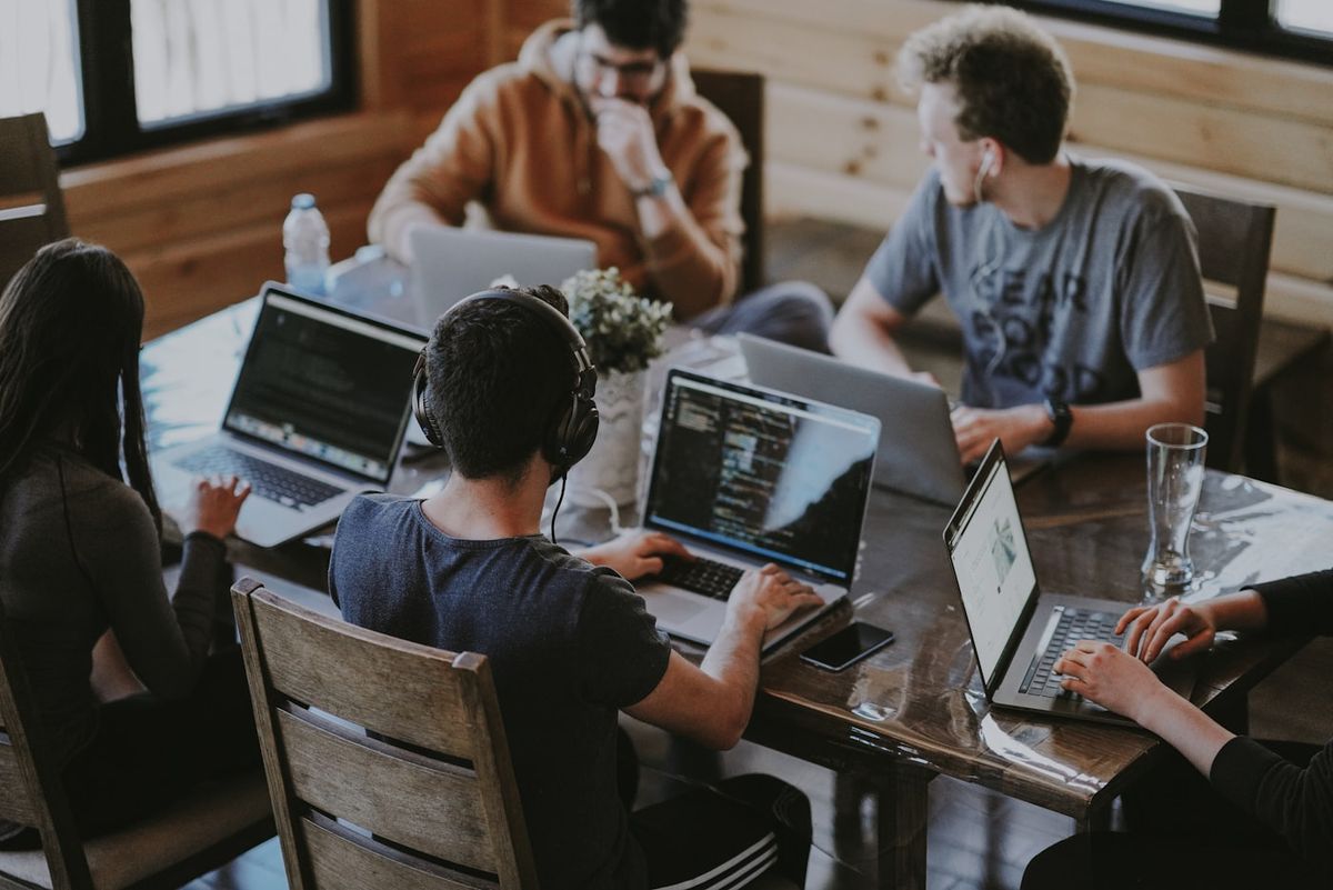 Kontorteam arbejder sammen ved computere